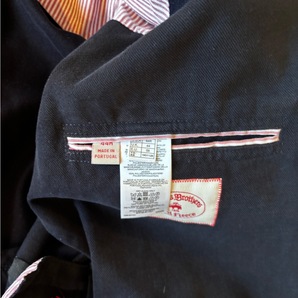 Brooks Brothers Red Fleece
2 button Cotton Blazer for Spring
Navy 44R - Picture 7 of 10